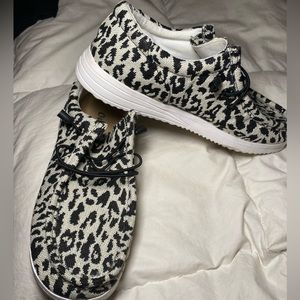 Outwood size 8 hey dudes